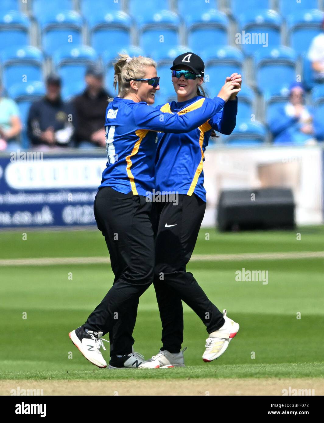 Hove UK 1. Juni 2025 - Sussex Sharks Kapitän Chiara Green (links) feiert nach dem Bowling Emily Geach während des T20 Vitality Blast Cricket Matches zwischen Sussex Sharks Women und Gloucestershire Women auf dem 1. Central County Ground in Hove: Credit Simon Dack /TPI/ Alamy Live News Stockfoto