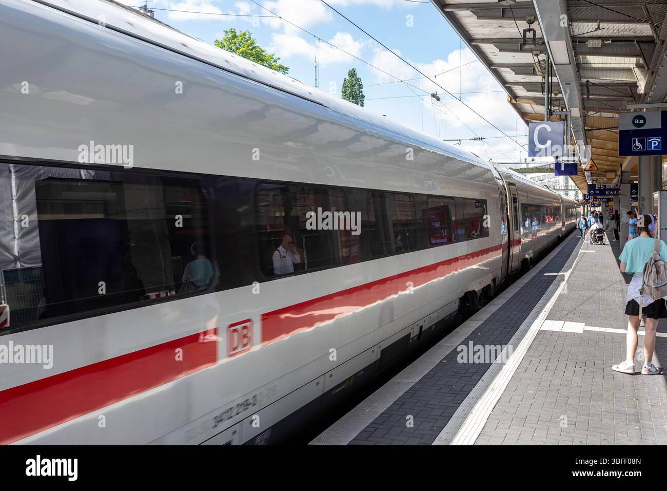 ICE am Wuppertaler Hauptbahnhof Stockfoto