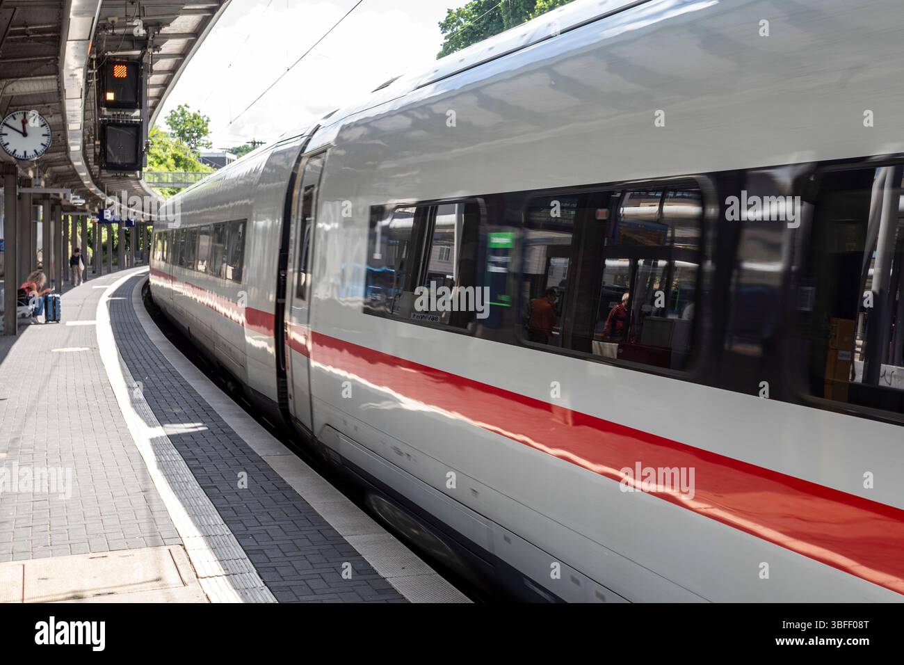 ICE am Wuppertaler Hauptbahnhof Stockfoto