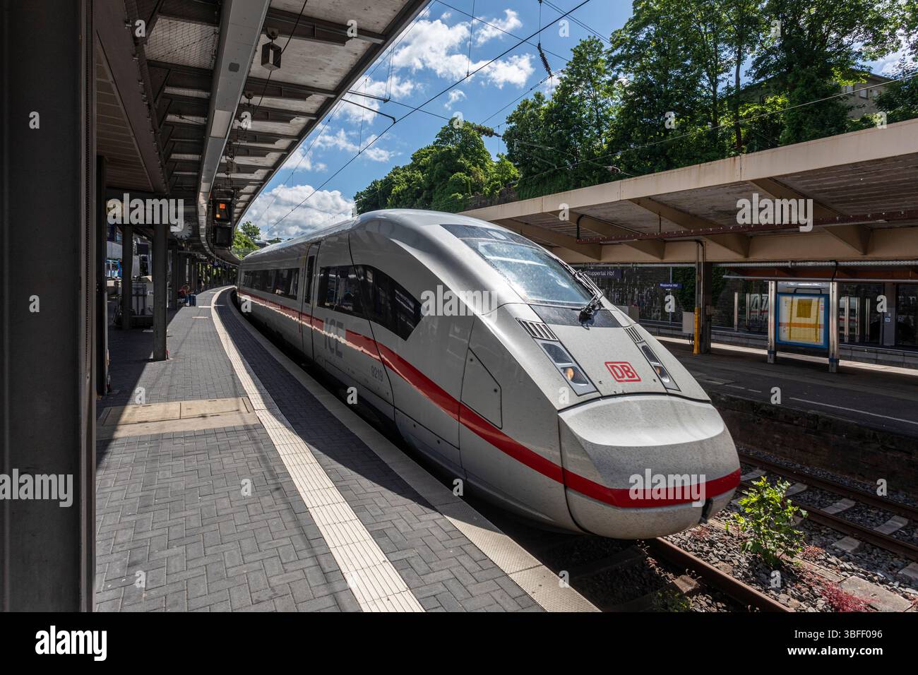ICE am Wuppertaler Hauptbahnhof Stockfoto