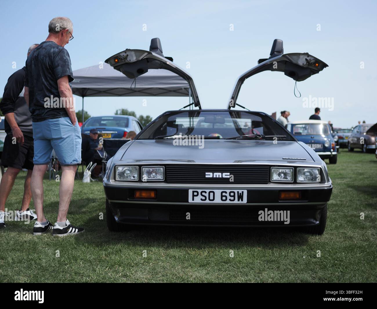 Sheerness, Kent, Großbritannien. Juni 2025. Herrliches Wetter und eine große Auswahl atemberaubender Fahrzeuge werden heute auf der jährlichen SVEC (Swale Vehicle Enthusiasten Club) Summer Car Show in Sheerness in Kent ausgestellt. Ein DeLorean, der durch den Film zurück in die Zukunft berühmt wurde. Quelle: James Bell/Alamy Live News Stockfoto