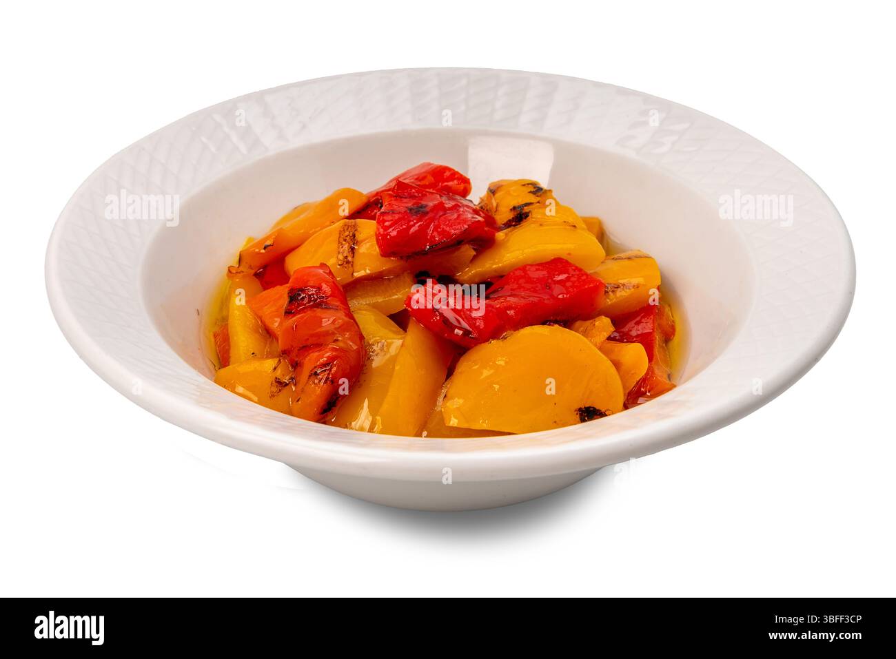 Gegrillte und geschnittene Paprika in Olivenöl auf weißer Platte isoliert auf weiß mit Schnittpfad inklusive Paprika-Salat Stockfoto