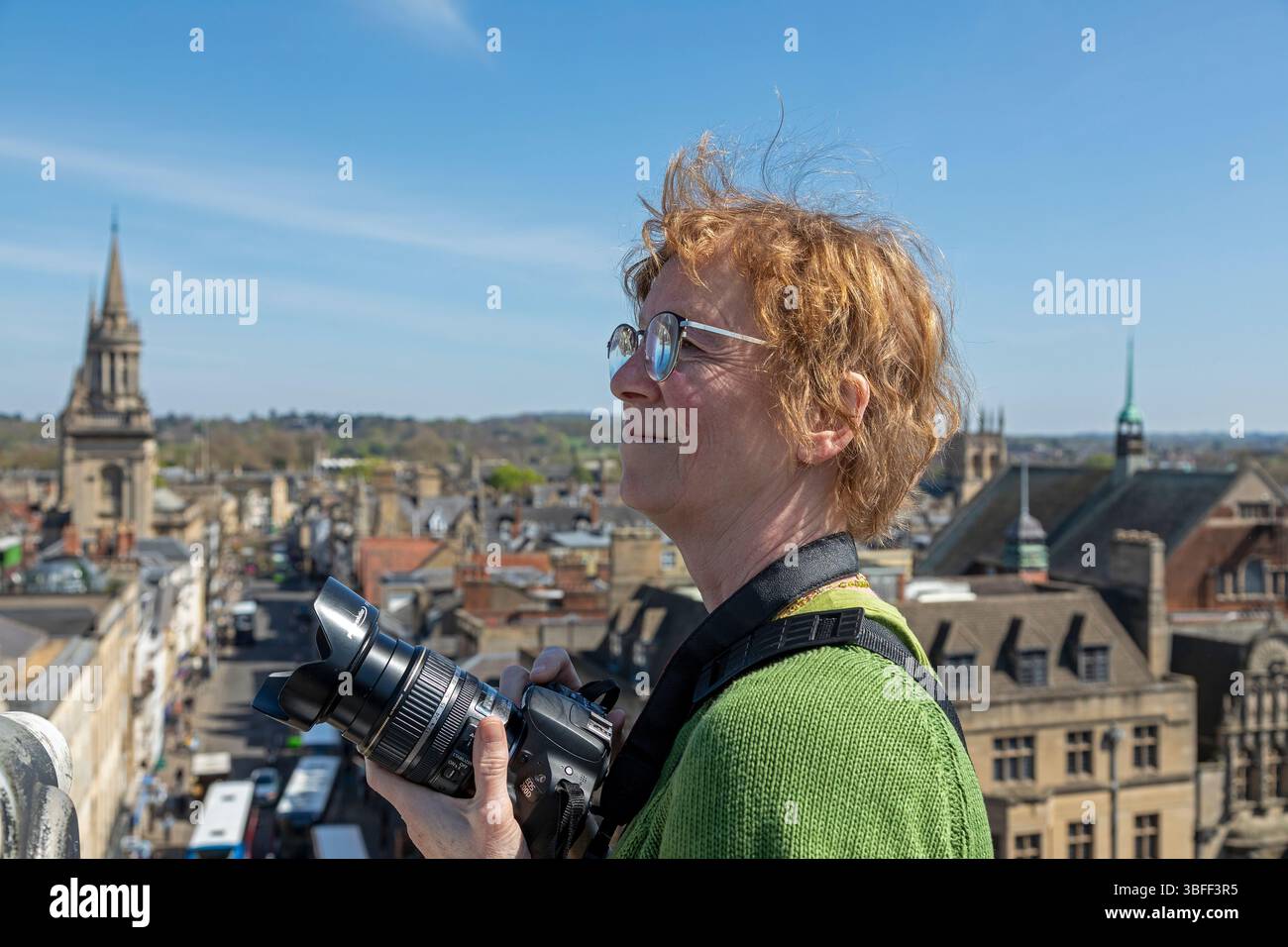 Ältere Frau, die Fotos macht, Aussichtsplattform, Carfax Uhrenturm, All Saint's Church, Oxford, England, Großbritannien Stockfoto