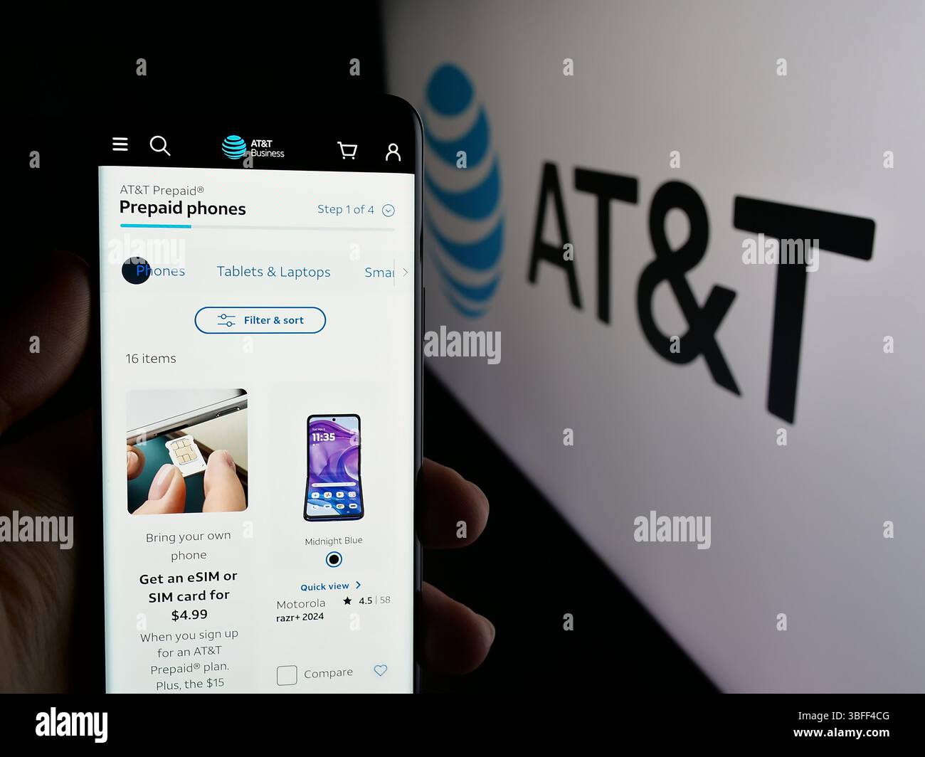 Stuttgart, Deutschland - 16.01.2025: Person, die ein Smartphone mit der Webseite des US-amerikanischen Telekommunikationsunternehmens ATT Inc. (AT und T) auf dem Bildschirm mit Logo hält. Stockfoto