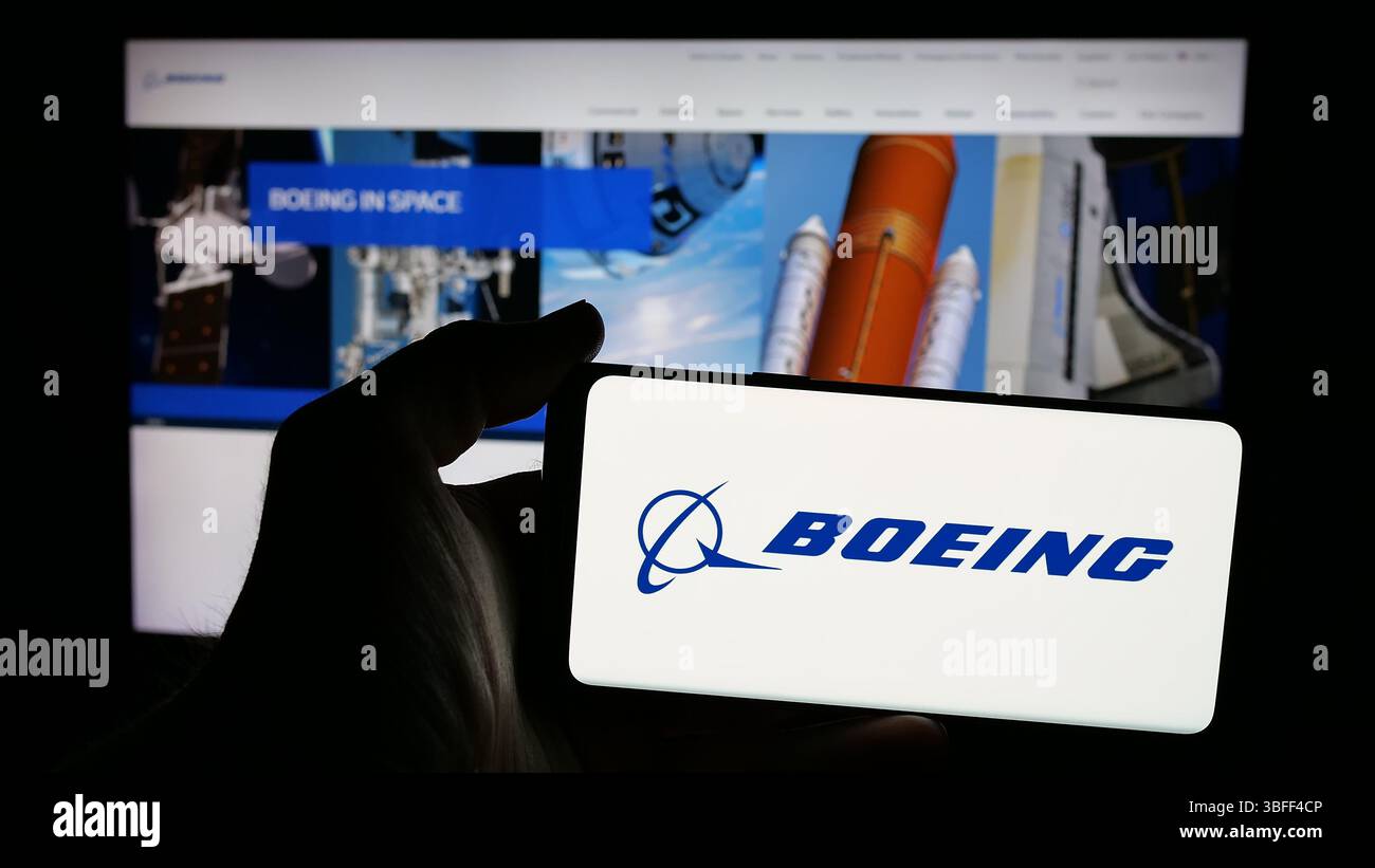 Stuttgart, Deutschland - 16.01.2025: Person, die ein Mobiltelefon mit dem Logo des amerikanischen Luft- und Raumfahrtunternehmens The Boeing Company auf dem Bildschirm hält Stockfoto