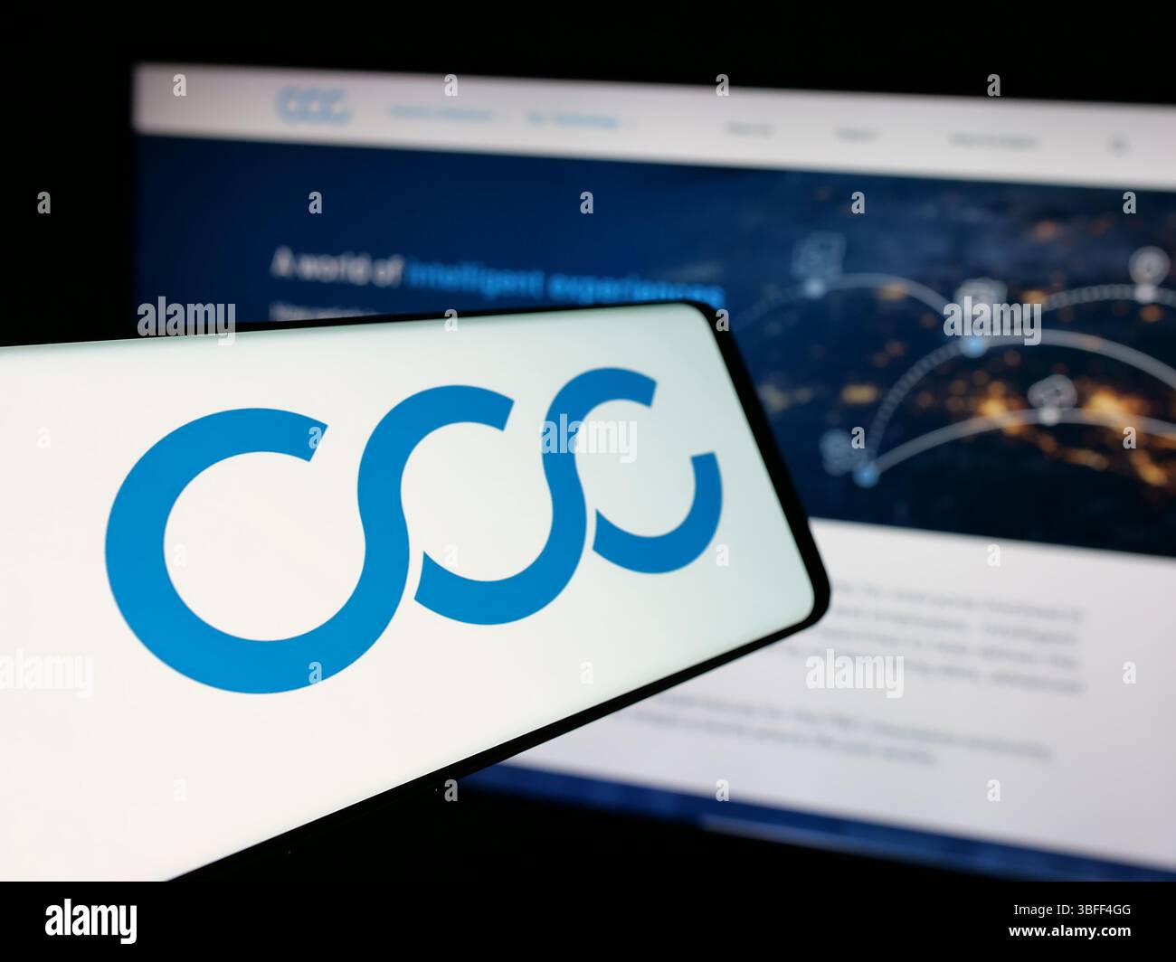 Stuttgart, Deutschland – 16. 01. 2025: Smartphone mit Logo des US-amerikanischen Softwareunternehmens CCC Intelligent Solutions Inc. Auf dem Bildschirm vor der Website. Stockfoto