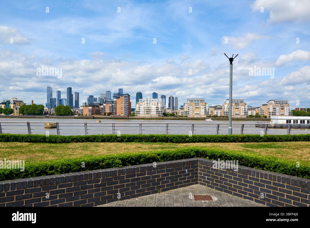 Canary Wharf und die Isle of Dogs vom Südufer der Themse in Greenwich, London, Großbritannien Stockfoto
