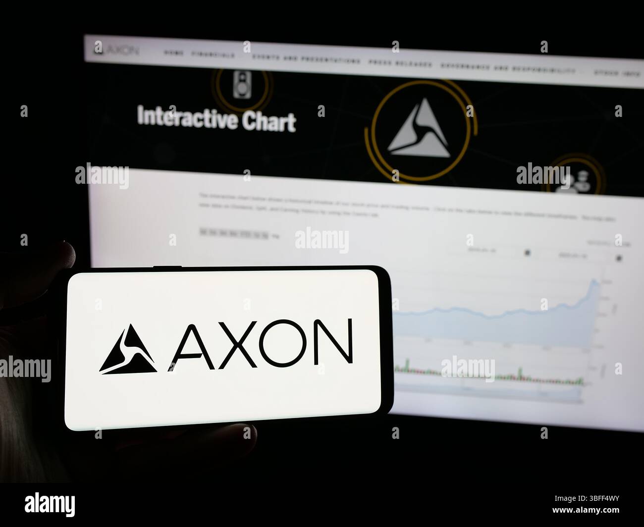 Stuttgart, Deutschland - 16. 01. 2025: Person, die ein Smartphone hält, mit dem Logo des US-amerikanischen Sicherheitsausrüstungsunternehmens Axon Enterprise Inc. Auf dem Bildschirm Stockfoto