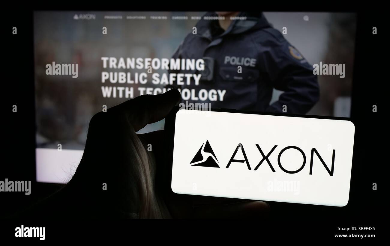 Stuttgart, Deutschland - 16. 01.2025: Person, die ein Mobiltelefon hält, mit dem Logo des US-amerikanischen Sicherheitsausrüstungsunternehmens Axon Enterprise Inc. Auf dem Bildschirm Stockfoto
