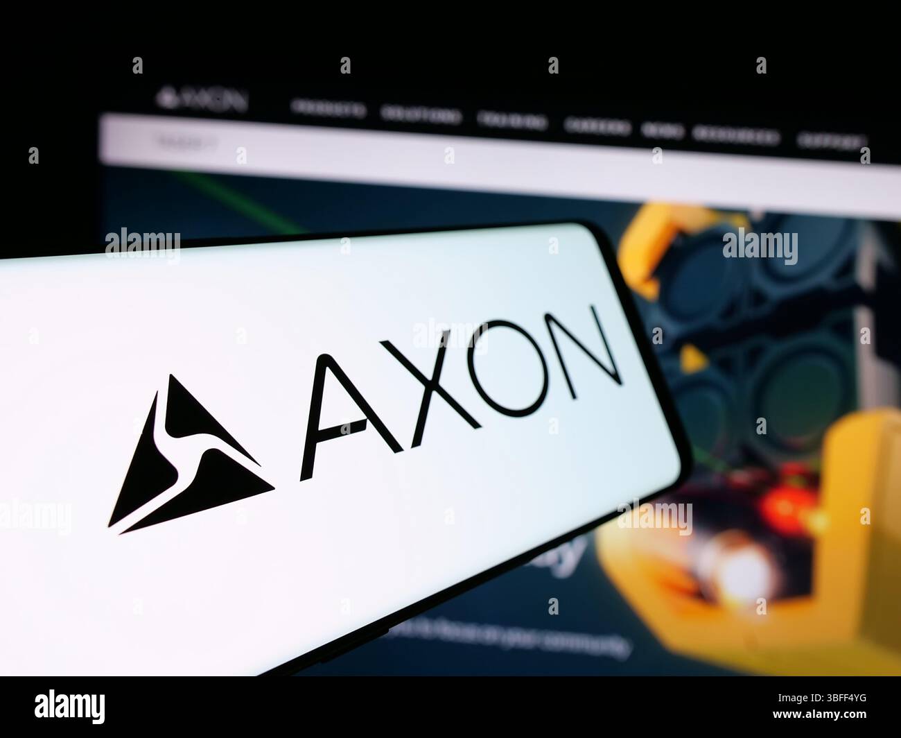Stuttgart, Deutschland – 16. 01. 2025: Smartphone mit Logo des US-amerikanischen Sicherheitsgeräteunternehmens Axon Enterprise Inc. Auf dem Bildschirm vor der Website. Stockfoto