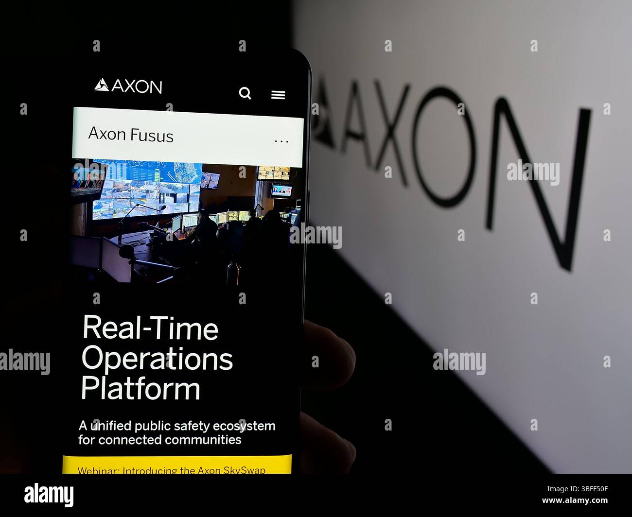 Stuttgart, Deutschland - 16. 01. 2025: Person, die ein Smartphone hält, mit Webseite des US-amerikanischen Sicherheitsausrüstungsunternehmens Axon Enterprise Inc. Auf dem Bildschirm mit Logo. Stockfoto