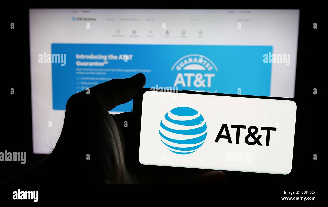 Stuttgart, Deutschland - 16.01.2025: Person mit Mobiltelefon mit Logo des US-amerikanischen Telekommunikationsunternehmens ATT Inc. (AT und T) auf dem Bildschirm Stockfoto
