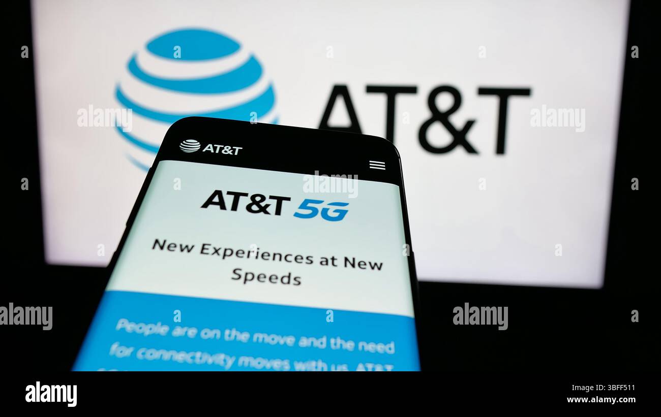 Stuttgart, Deutschland - 16.01.2025: Mobiltelefon mit Website des US-amerikanischen Telekommunikationsunternehmens ATT Inc. (AT und T) auf dem Bildschirm vor dem Logo. Stockfoto