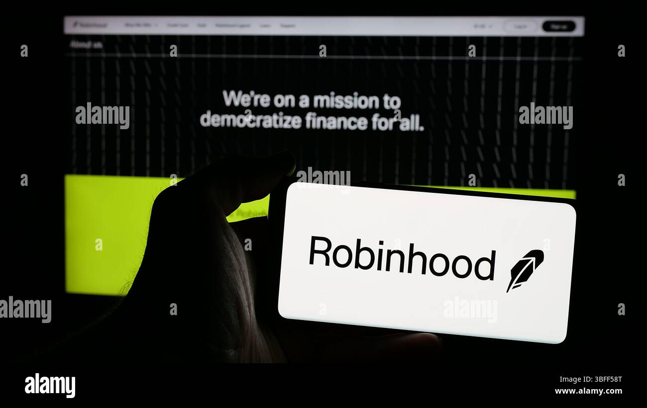 Stuttgart, Deutschland - 15.01.2025: Person, die ein Mobiltelefon mit dem Logo des amerikanischen Finanzunternehmens Robinhood Markets Inc. Auf dem Bildschirm hält Stockfoto