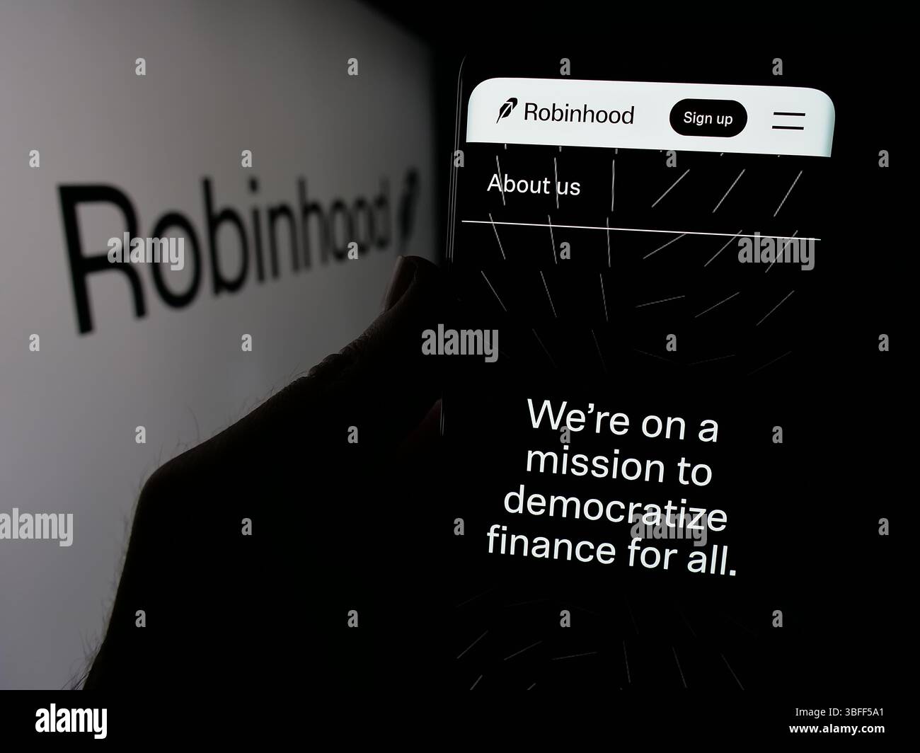 Stuttgart, Deutschland - 15.01.2025: Person, die ein Mobiltelefon hält, mit Webseite des US-Finanzunternehmens Robinhood Markets Inc. Auf dem Bildschirm vor dem Logo. Stockfoto