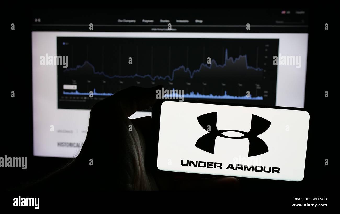 Stuttgart, Deutschland - 15.01.2025: Person, die ein Mobiltelefon mit dem Logo des amerikanischen Sportbekleidungsunternehmens unter Armour Inc. Auf dem Bildschirm vor der Webseite hält Stockfoto