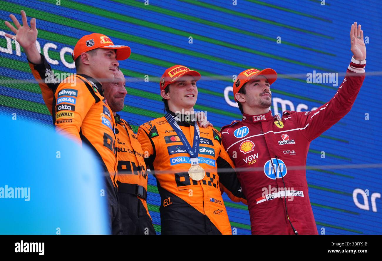 Zweiter Platz McLaren's Lando Norris, Gewinner McLaren's Oscar Piastri und dritter Platz Ferrari's Charles Leclerc (von links nach rechts) auf dem Podium nach dem Rennen auf dem Circuit de Barcelona-Catalunya, Spanien. Bilddatum: Sonntag, 1. Juni 2025. Stockfoto