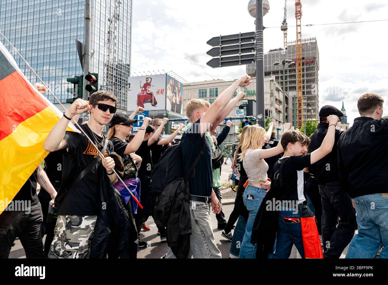 Nazi-Demonstration in Berlin Mitte Teilnehmer einer Nazi-Demonstration der so genannten Deutschen Jugend Voran DJV in Berlin-Mitte verdecken ihren Hitlergruß nur durch das Schließen der Fäuste. *** Nazi-Demonstration in Berlin Mitte Teilnehmer einer Nazi-Demonstration des sogenannten Deutschen Jugendvoran DJV in Berlin Mitte decken ihren Hitler-Gruß nur durch Fäuste ab Copyright: XEVENTPRESSxJeremyxKnowlesx Stockfoto