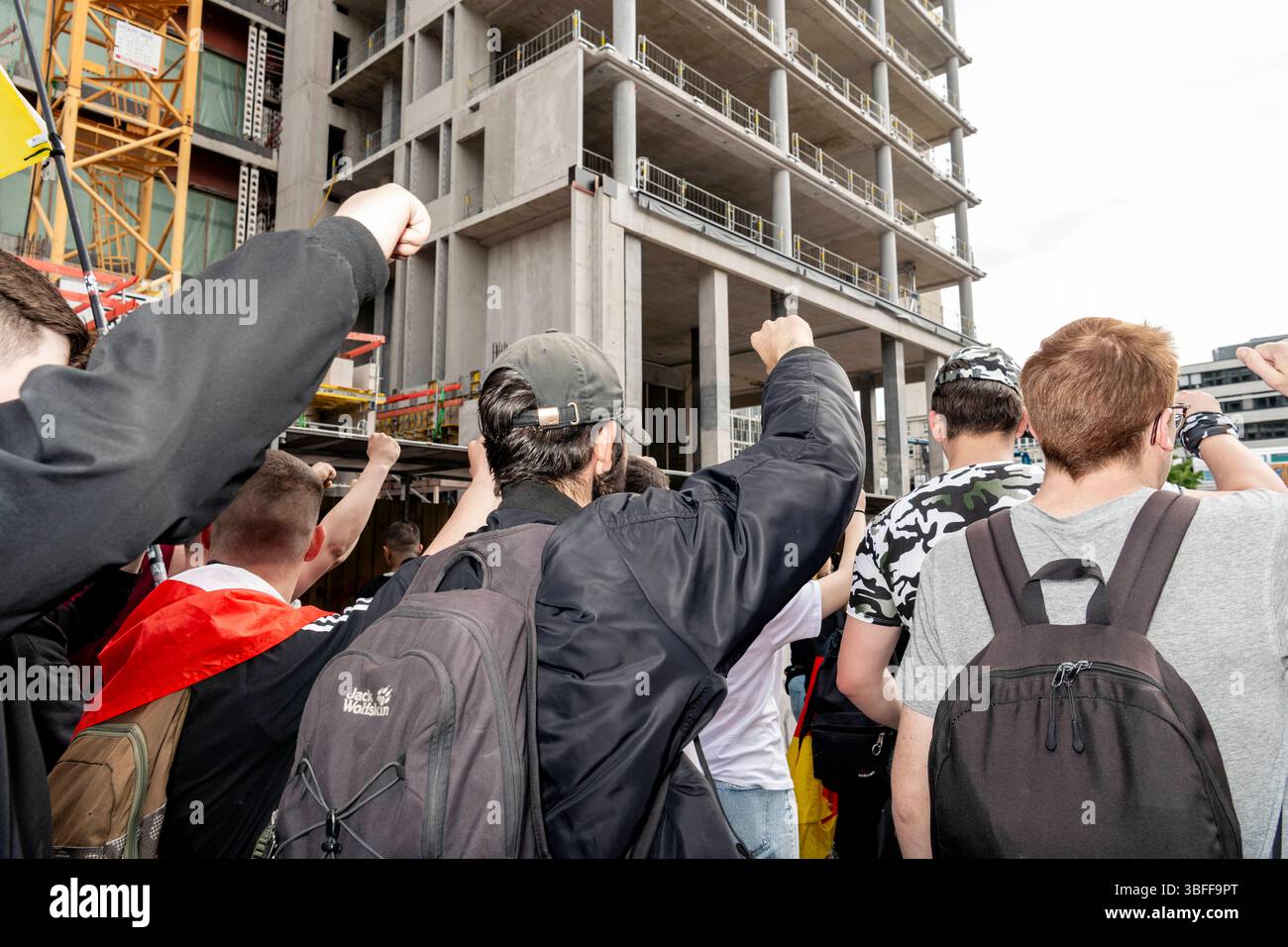 Nazi-Demonstration in Berlin Mitte Teilnehmer einer Nazi-Demonstration der so genannten Deutschen Jugend Voran DJV in Berlin-Mitte verdecken ihren Hitlergruß nur durch das Schließen der Fäuste. *** Nazi-Demonstration in Berlin Mitte Teilnehmer einer Nazi-Demonstration des sogenannten Deutschen Jugendvoran DJV in Berlin Mitte decken ihren Hitler-Gruß nur durch Fäuste ab Copyright: XEVENTPRESSxJeremyxKnowlesx Stockfoto