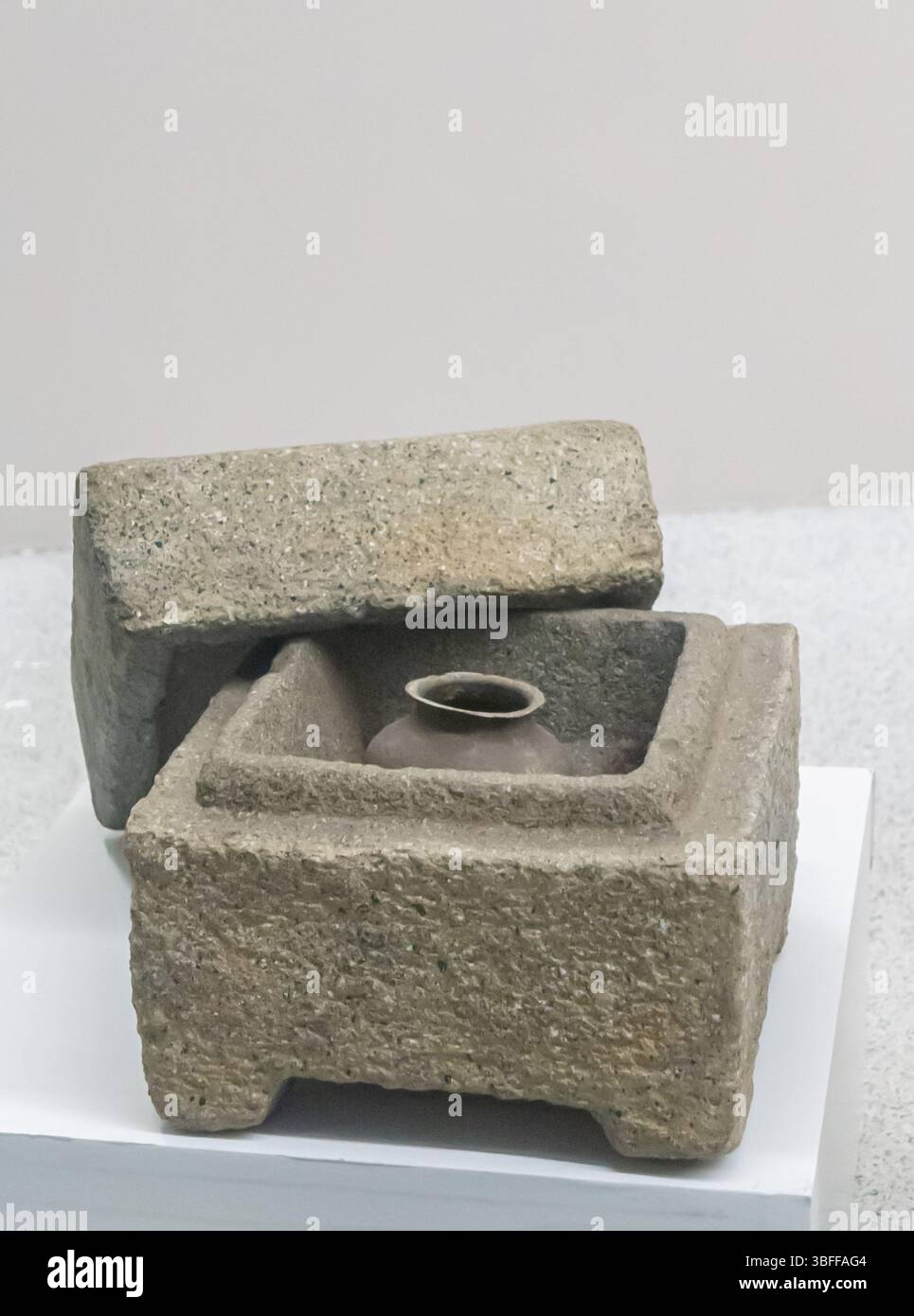 Steinkiste, eine von sechs, gefunden unter dem Candi Bukit Batu Pahat, Malaysia, Kupferbehälter mit rituellen Gegenständen Stockfoto