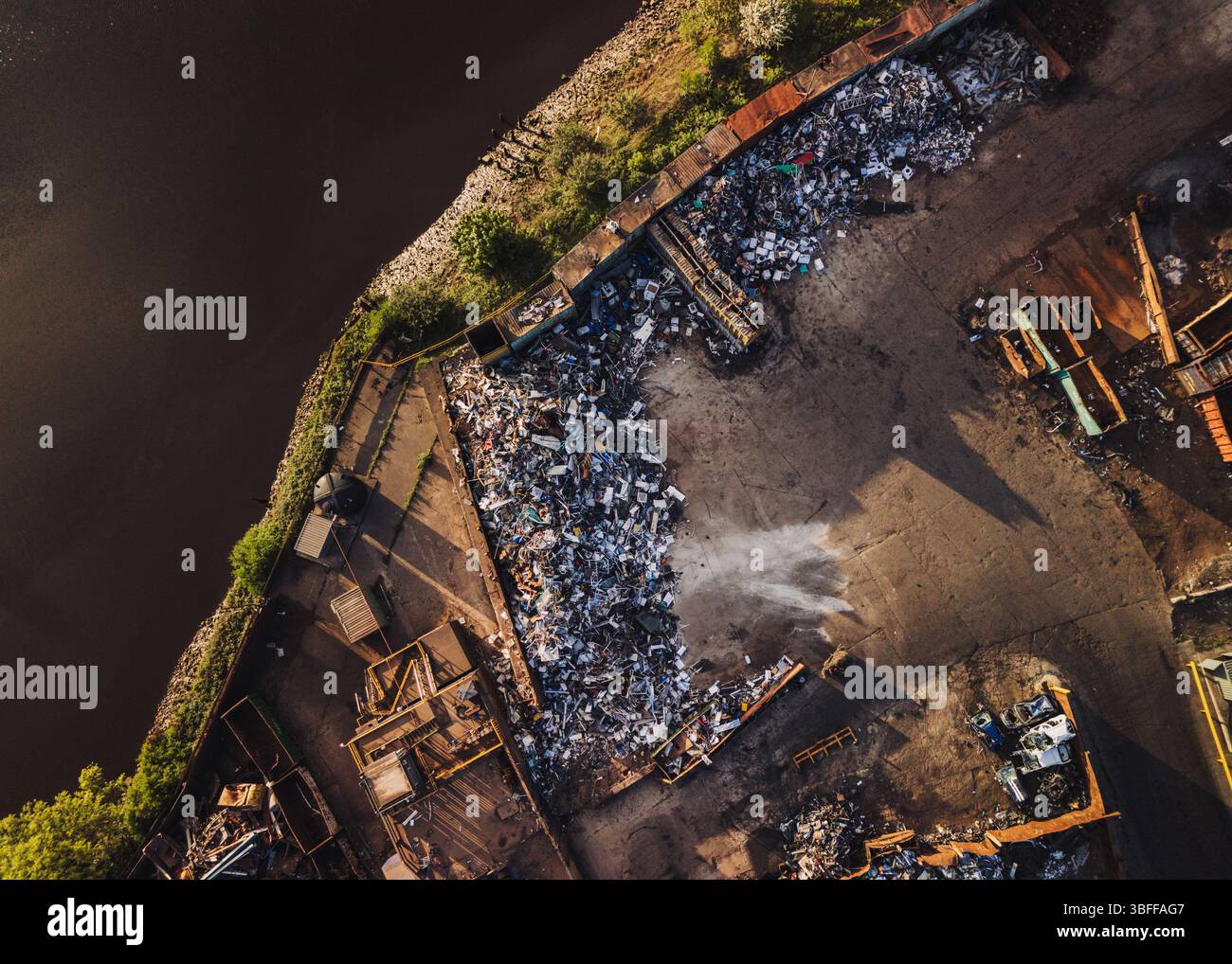 Blaydon UK: 05-05-2025. Aus der Vogelperspektive des Blaydon Industrial Estate und der Recyclinganlage für Altmetall am Ufer des Flusses Tyne. Drohnenaufnahme von oben nach unten VI Stockfoto