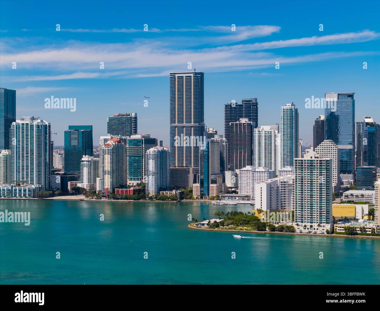 Panorama von Miami. Blick aus der Vogelperspektive auf den modernen Wolkenkratzer in der Innenstadt von Miami, Brickell Key. Skyline von Miami. Brickell Stadtzentrum. Modernes Stadtgebäude und Stockfoto