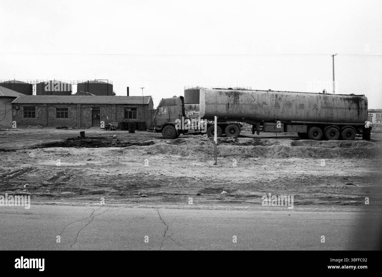 China der frühen 2010er Jahre: Erdöltanker, Waage auf der Rural Petrochemical Scale, Huanghua Hebei Stockfoto
