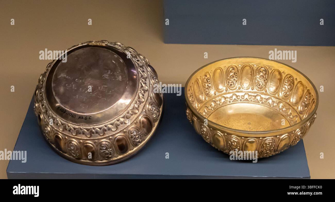 Kupferschale mit Jawi-Schriften mit der Aufschrift „Tuanku ampuan besar selangor 1238“ Stockfoto Kupferschale mit Jawi-Schriften mit der Aufschrift „Tuanku ampuan besar selangor 1238“ Stockfoto