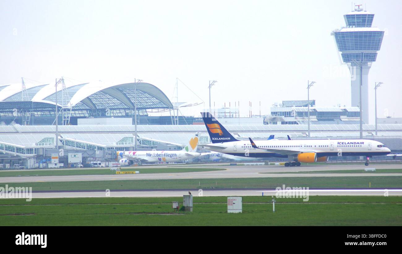 München, 11. Oktober 2015: Flugzeuge mit Terminal und Tower Stockfoto