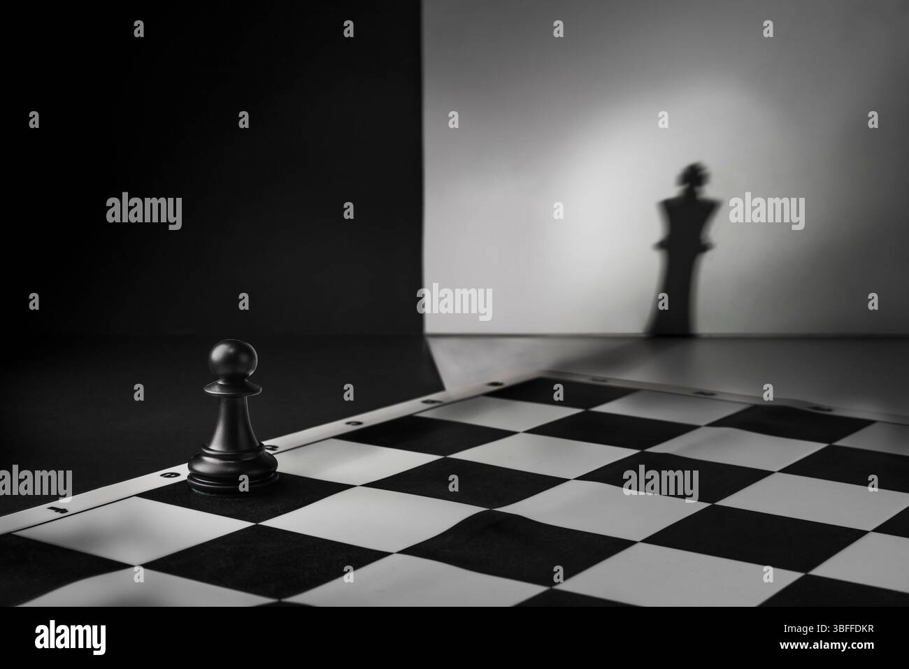 Bauernhof mit königlicher Schatten dunkler Atmosphäre, Schachfiguren Konzept Chance Perspektive Vision Ziel Stockfoto