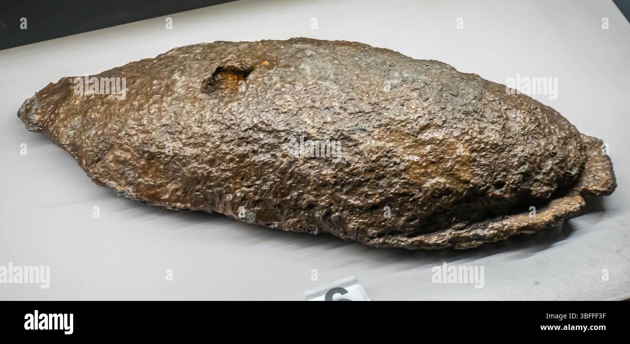 Zinnbarren in Form eines Fundaments aus Stein für Holzsäule aus dem Königreich Beruas, Gangga Negara, Perak, Malaysia Stockfoto