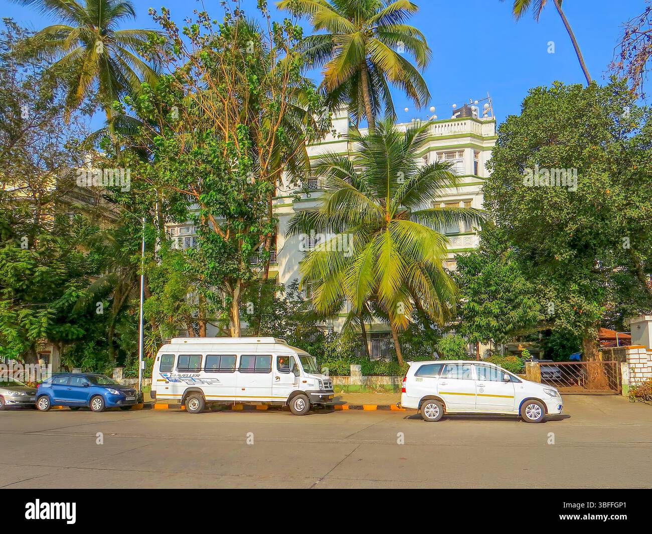 Die Ramchandani marg Road an der Küste und Gegend von Colaba im Stadtzentrum von Mumbai in Indien. Indien, Mumbai. Stockfoto