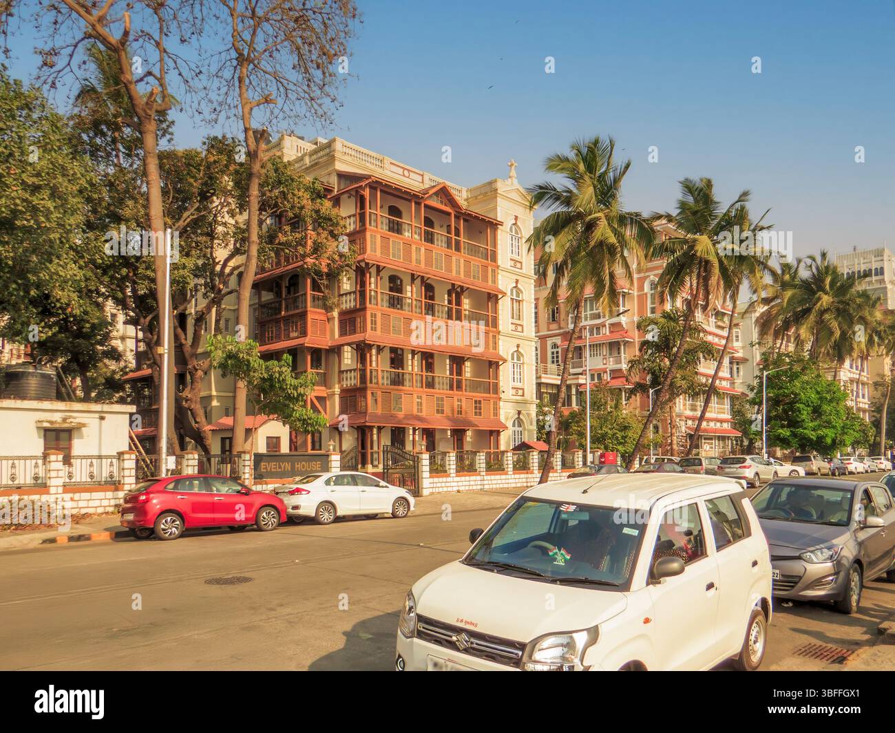 Die Ramchandani marg Road an der Küste und Gegend von Colaba im Stadtzentrum von Mumbai in Indien. Indien, Mumbai. Stockfoto
