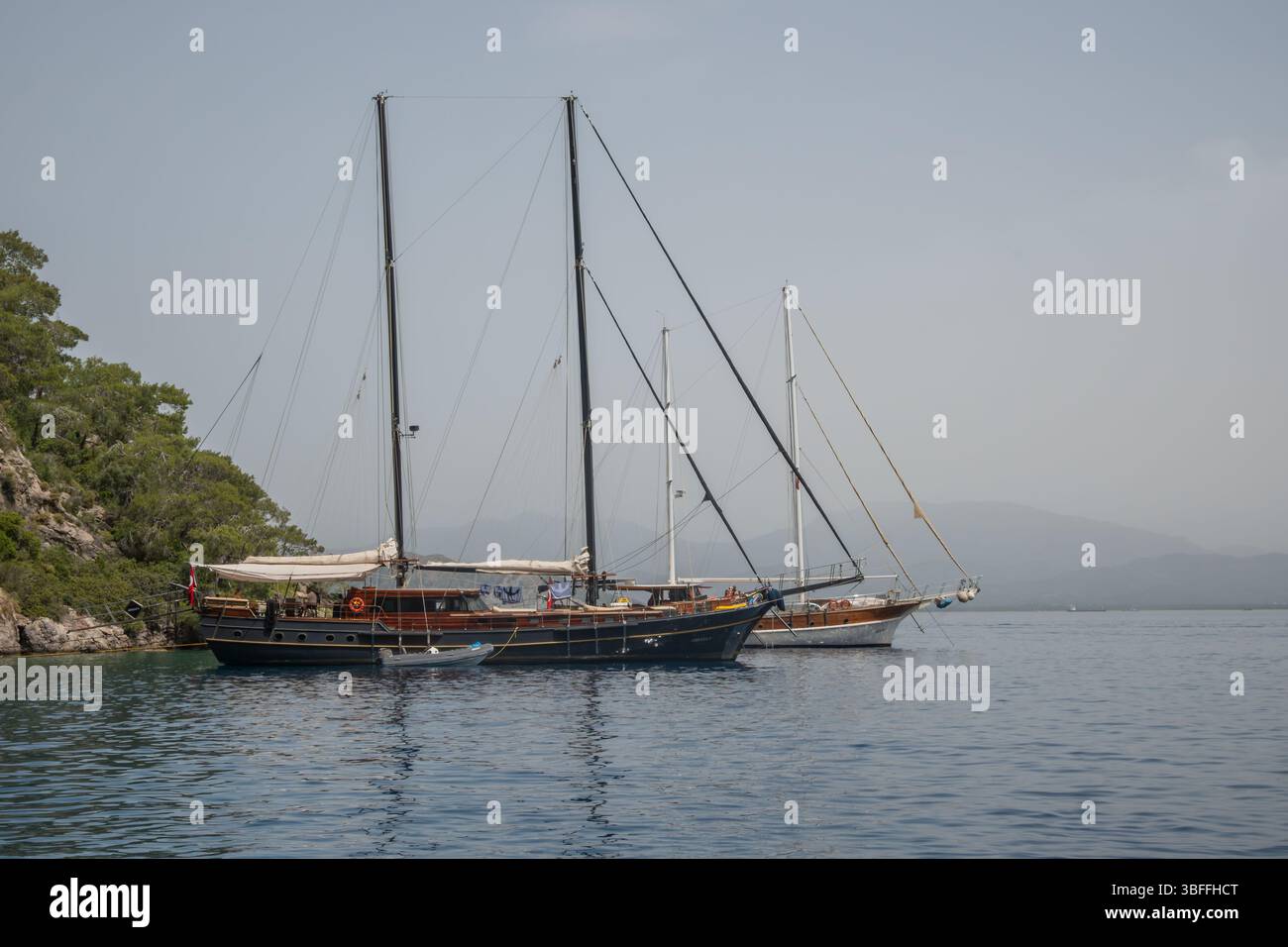 Erleben Sie den friedlichen Charme des Mittelmeers mit diesen beiden traditionellen Segelschiffen. Sie sind in ruhigen Gewässern verankert und einladend Stockfoto