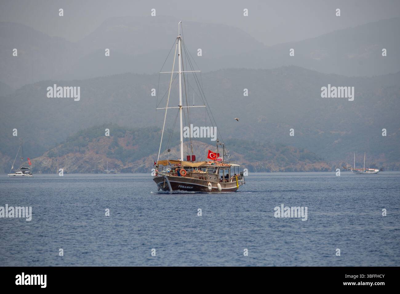 Moderne Yacht auf den ruhigen Gewässern in der Nähe von Fethiye, einem beliebten Reiseziel an der türkischen Riviera. Stockfoto
