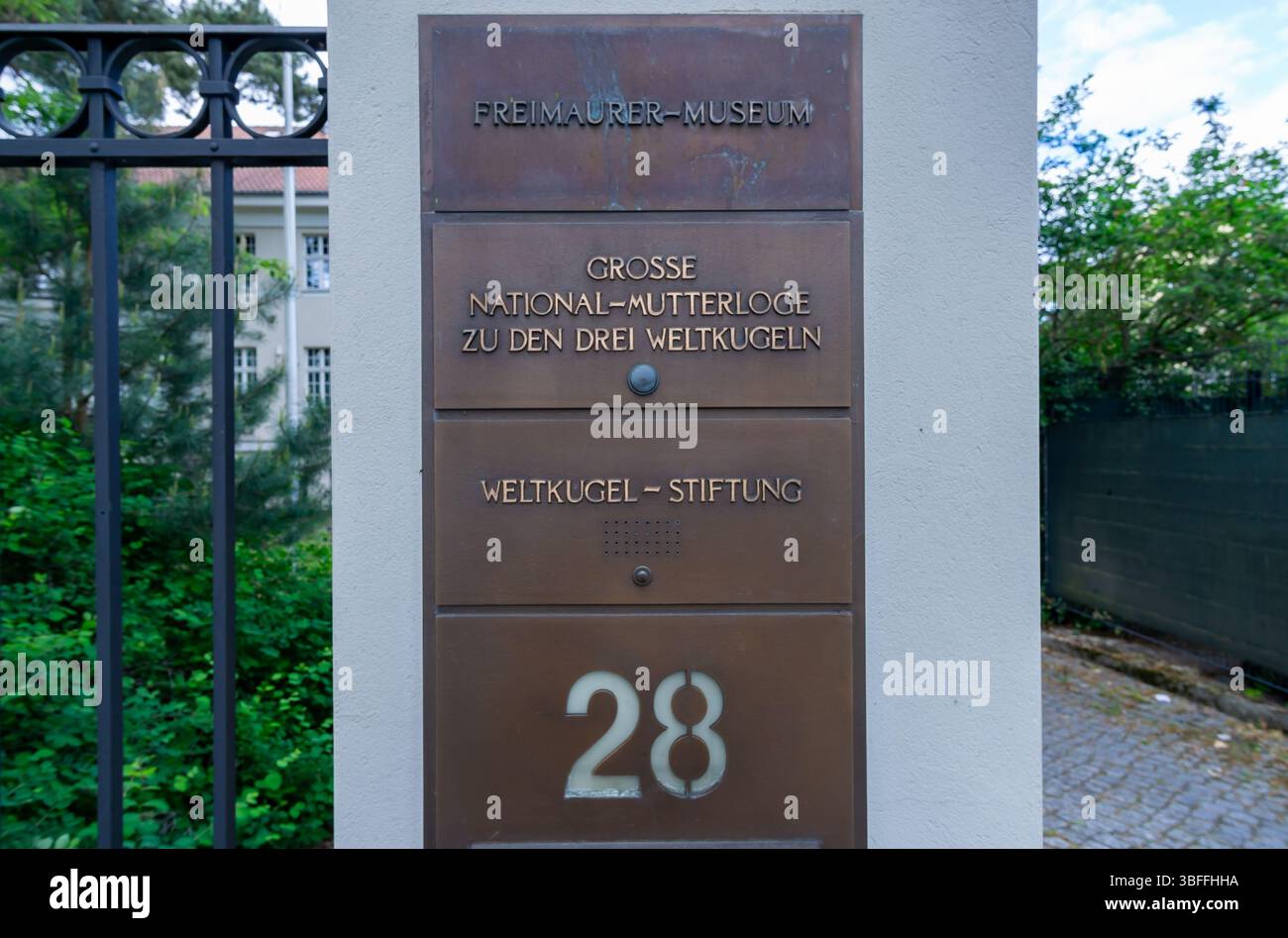 Schild am Haupteingang des Freimaurermuseums in Berlin, Heimat der Grand Lodge „zu den drei Weltkugeln“ Stockfoto