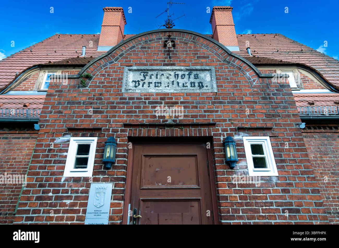 Vorderansicht der Friedhofsverwaltung auf dem Friedhof Heerstraße in Berlin, rote Backsteinfassade mit historischer Beschilderung. Stockfoto