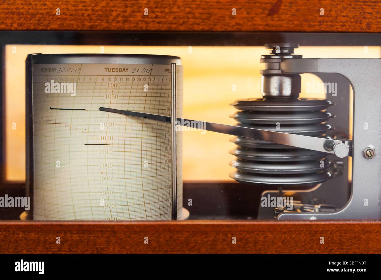 Barograph. Das Barometer ist ein selbstaufzeichnendes Gerät zur kontinuierlichen Aufzeichnung von atmosphärischen Druckwerten. Stockfoto