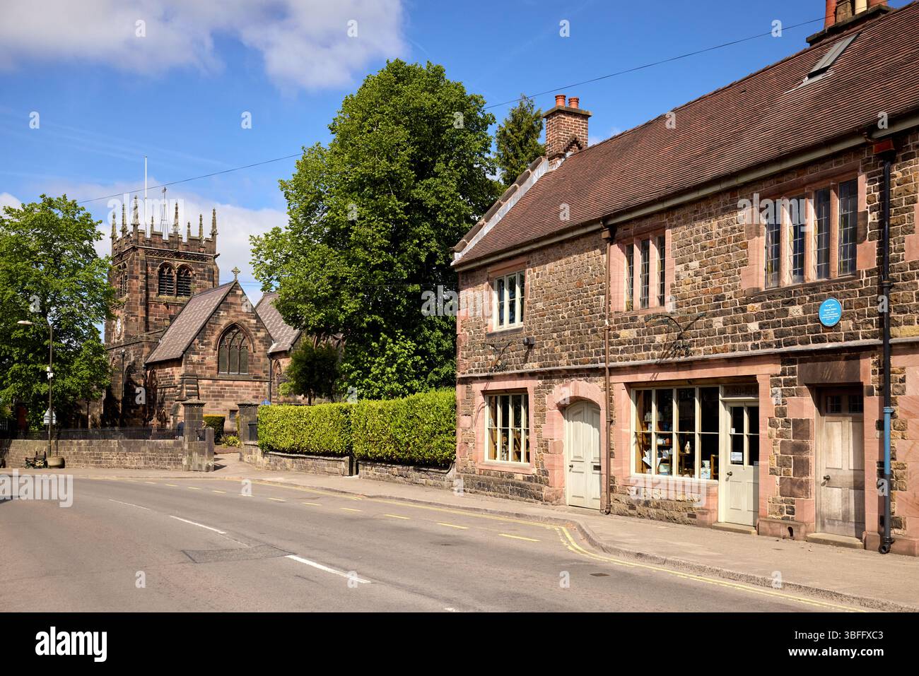 Lauch Marktstadt in Staffordshire, Antiquitätengeschäft und St. Edward the Confessor Church Stockfoto