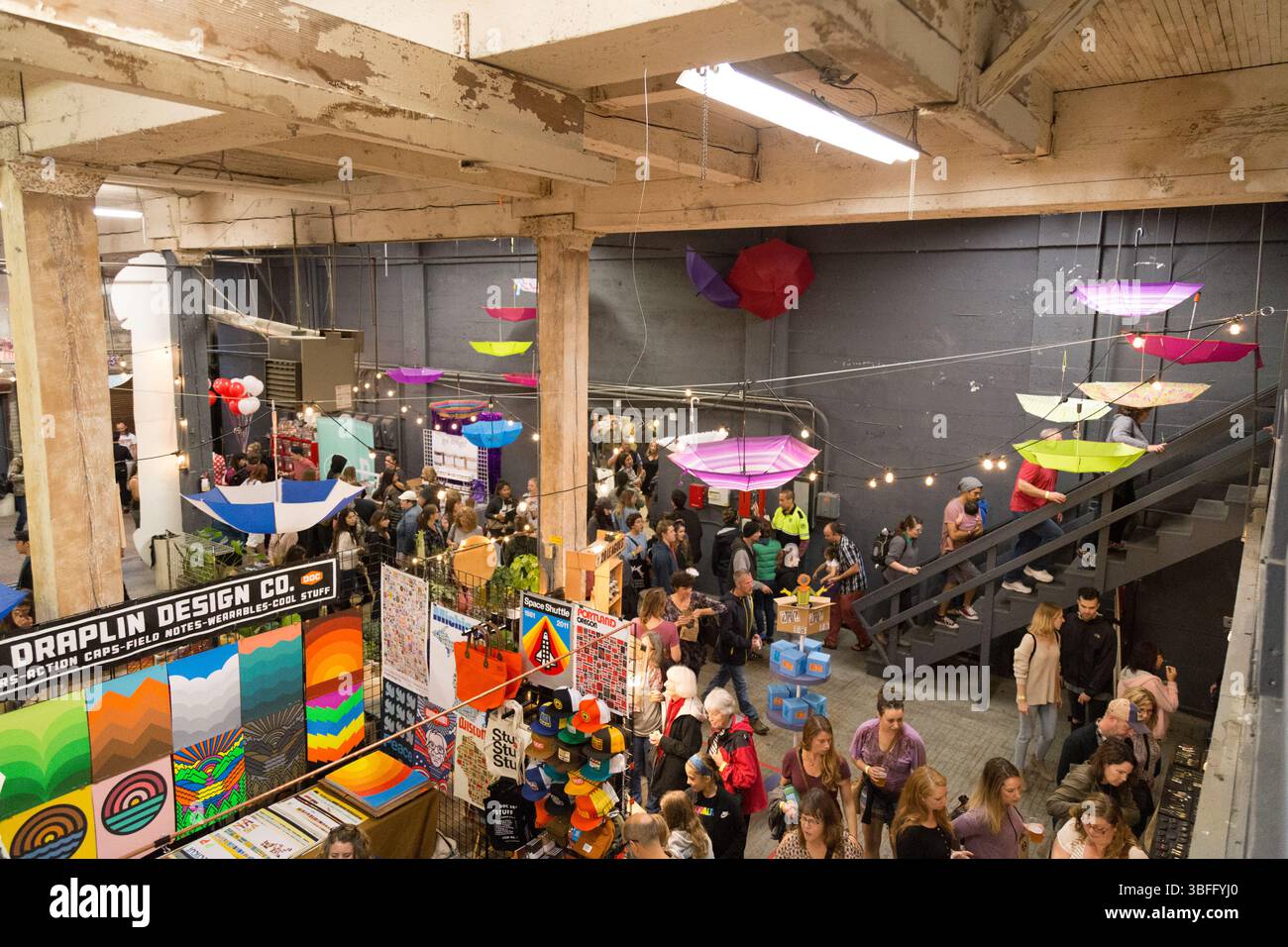Portland Night Market, Portland, Oregon – 29. September 2017: Ein belebter Indoor Market mit Händlern und Käufern, auf dem lokales Kunsthandwerk und Waren präsentiert werden. Stockfoto