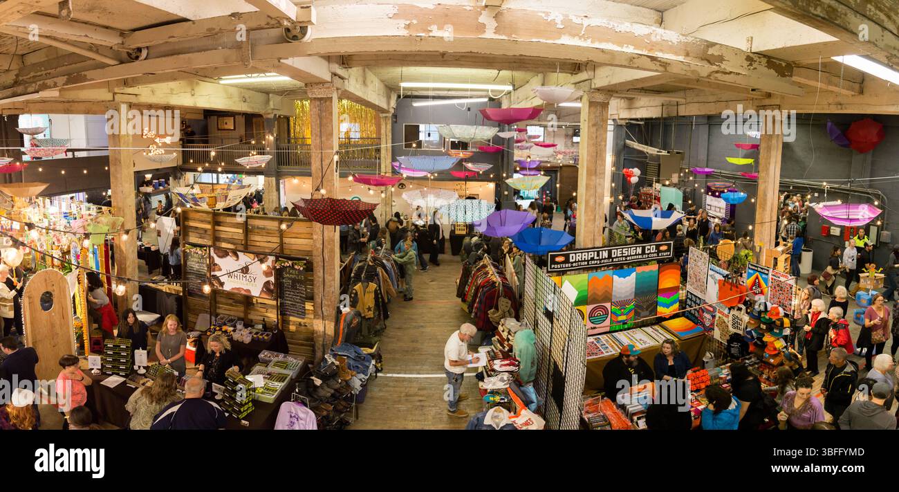 Portland Night Market, Portland, Oregon – 29. September 2017: Anbieter und Kunden füllen den Markt, suchen nach Waren und tätigen Einkäufe. Stockfoto