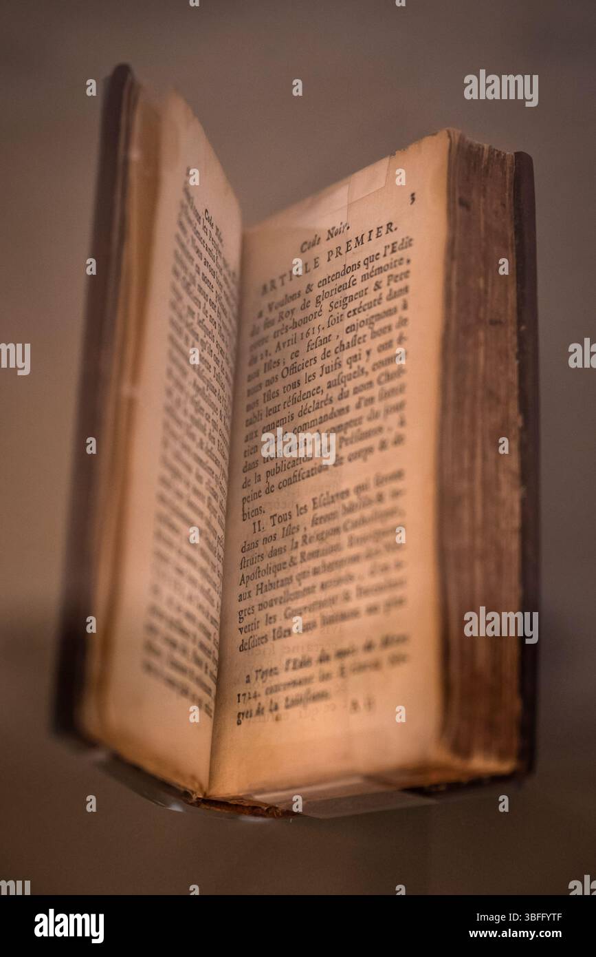 Code Noir Book, Nationalmuseum für die Geschichte der Einwanderung, befindet sich im Palast des Goldenen Tores, .Paris, Frankreich Stockfoto
