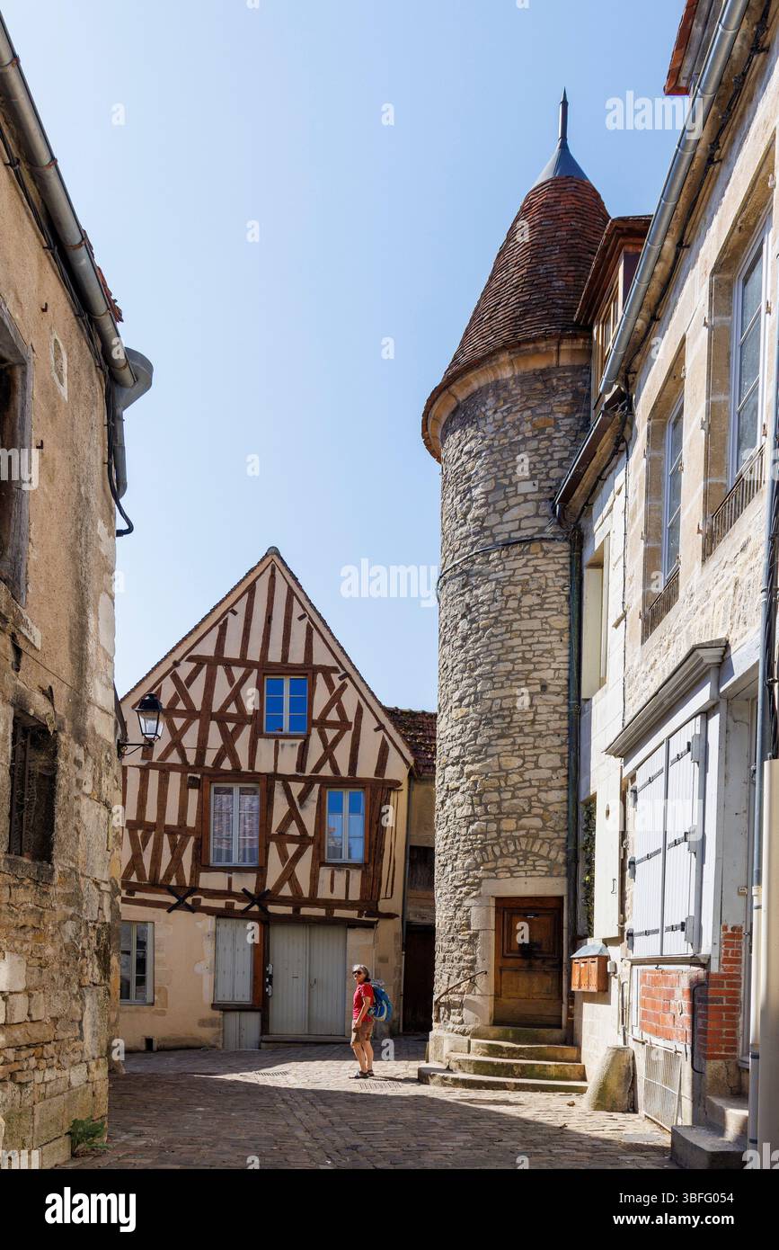 Person auf der Straße in der mittelalterlichen Altstadt von Clamecy, Frankreich Stockfoto