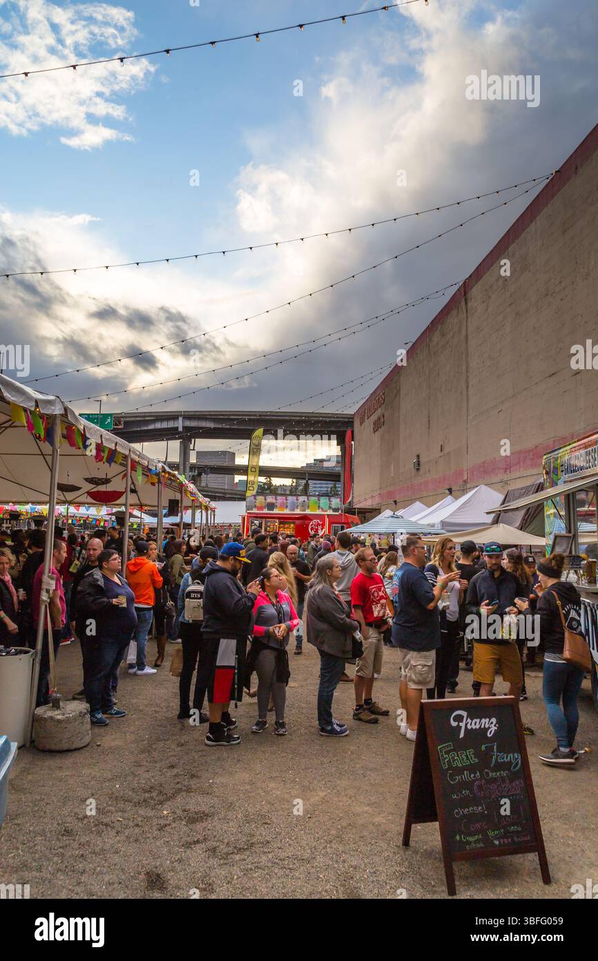 Portland Night Market, Portland, Oregon - 30. September 2017: Die Leute stehen bei Lebensmittelhändlern an, um lokale Küche auf dem Night Market zu probieren. Stockfoto