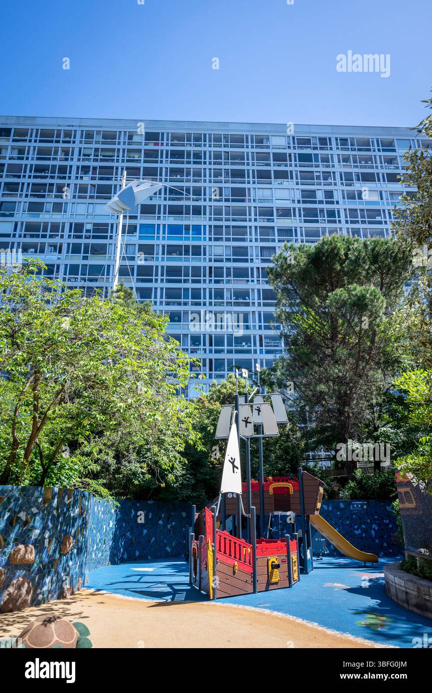 Der Kinderspielplatz Jardin Atlantique befindet sich im 15. Arrondissement von Paris, auf dem Dach, das die Gleise und Plattformen des Gare Mo bedeckt Stockfoto