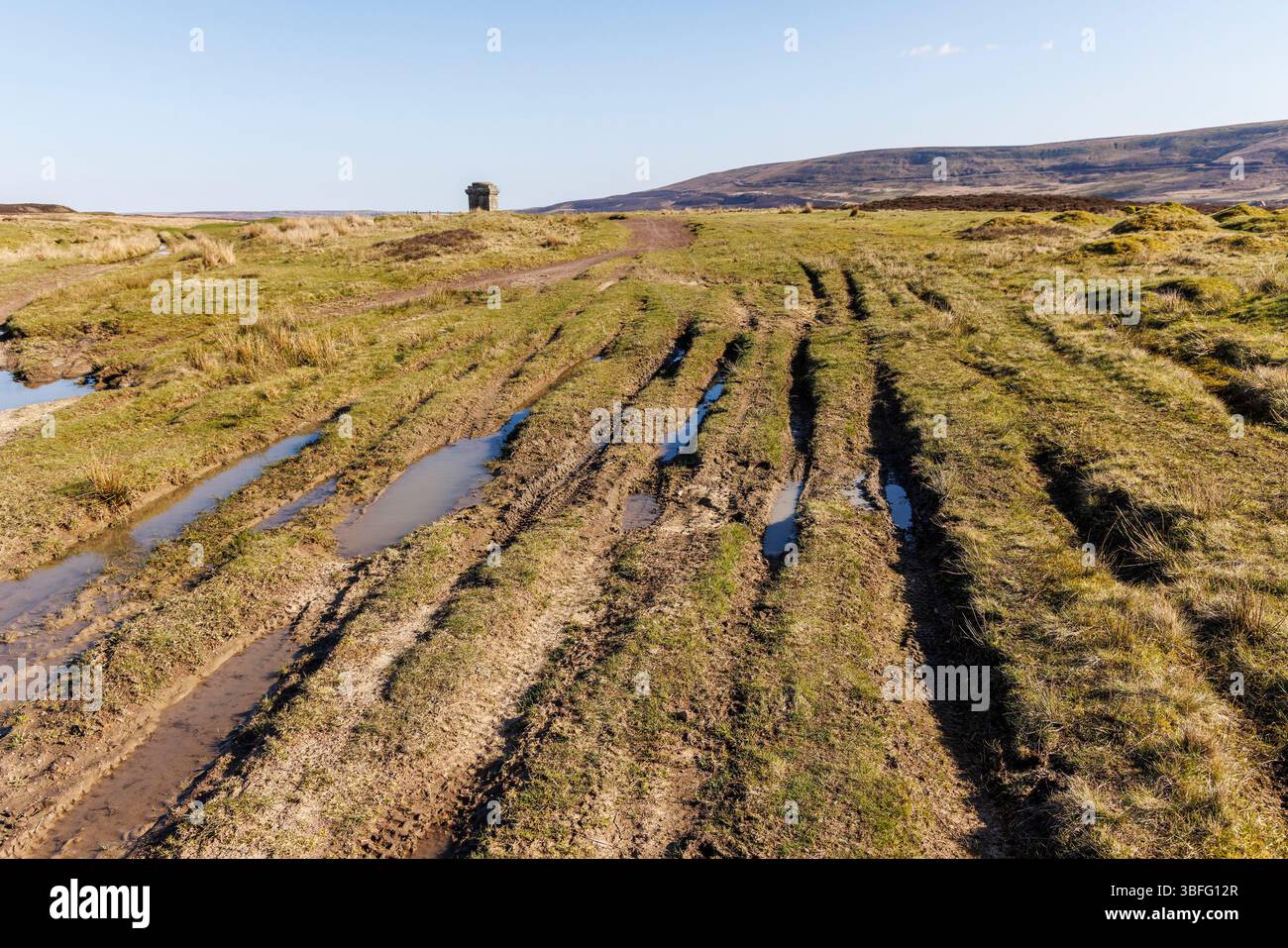 Tiefe Spurrillen von Fahrzeugen auf den Mooren oberhalb von Blaenavon, Wales, Großbritannien Stockfoto
