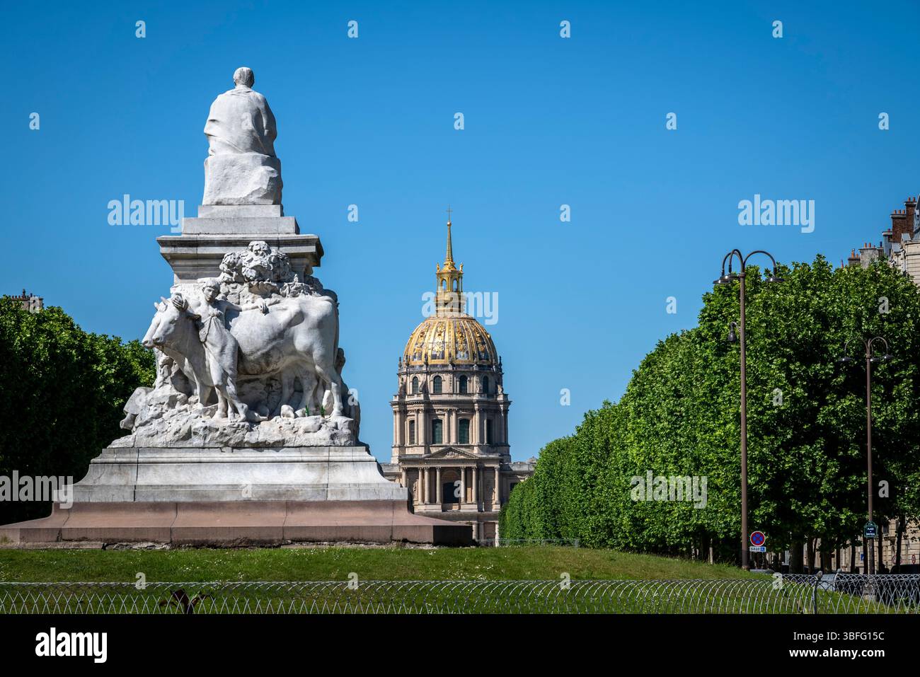 Esplanade Jacques Chaban-Delmas und Hôtel des Invalides Kuppel in der Ferne, 7. Arrondissement, Paris, Frankreich Stockfoto