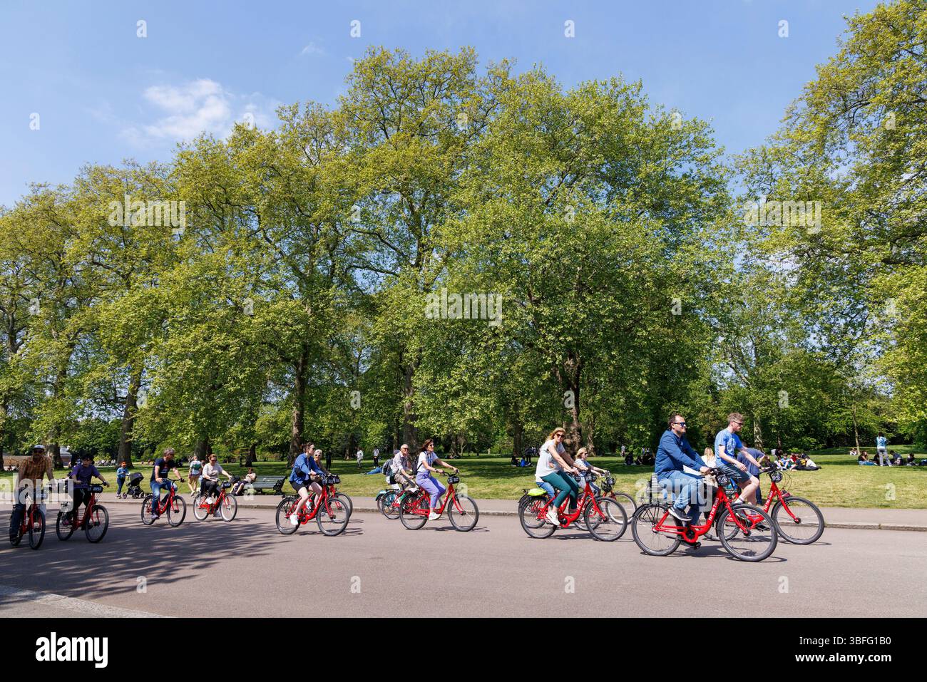 Radfahren in Hyde Park, London, England, UK Stockfoto