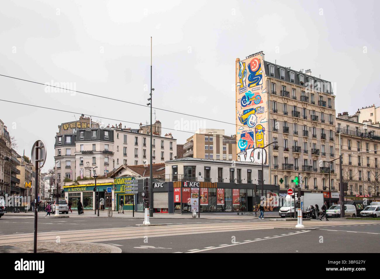 Porte de Clignancourt Blick auf die Straße im 18. Arrondissement von Paris, Frankreich Stockfoto