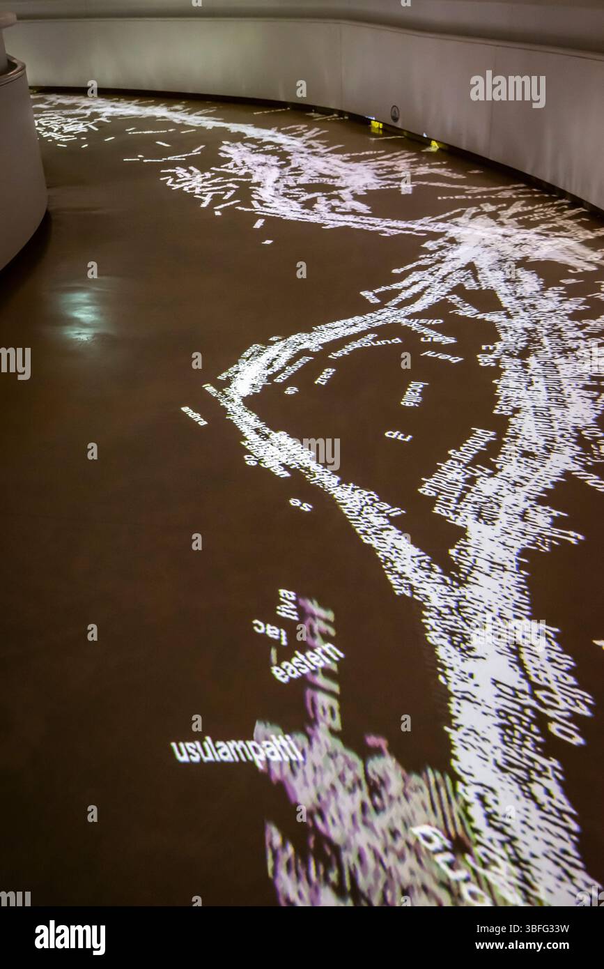 Eine gewundene Rampe führt in das Innere des Musée du Quai Branly - Jacques Chirac, ein von Jean Nouvel entworfenes Museum, das die einheimischen Kunstwerke A zeigt Stockfoto
